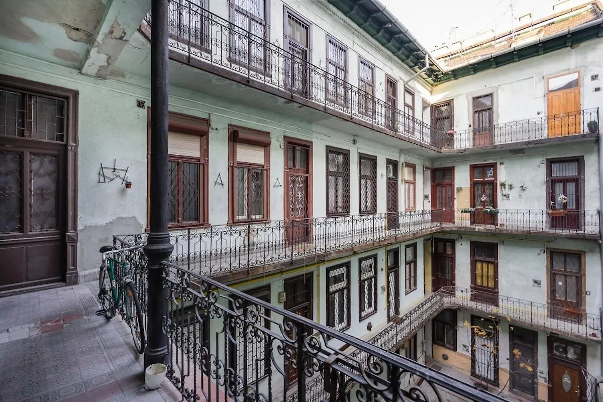 Robinia Downtown Apartment Budapest